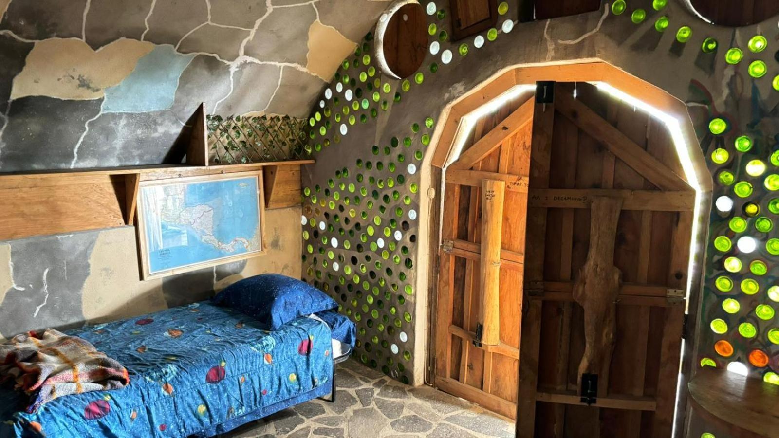 Гостевой дом Earthship Atitlan Сан-Маркос-ла-Лагуна Экстерьер фото